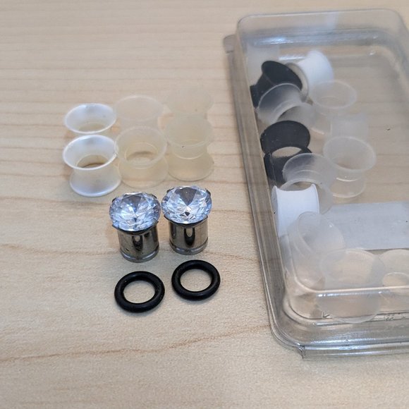 Size 0 Gauge KAOS eyelets, studded plugs - Picture 4 of 4